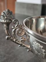 Belle coupe de mariage en métal argenté finement gravée avec