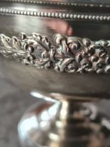 Belle coupe de mariage en métal argenté finement gravée avec