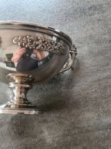 Belle coupe de mariage en métal argenté finement gravée avec