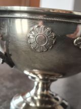 Belle coupe de mariage en métal argenté finement gravée avec