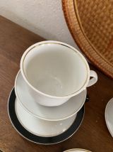 5 tasses dépareillées en blanc, noir et doré.