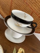 5 tasses dépareillées en blanc, noir et doré.