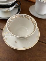 5 tasses dépareillées en blanc, noir et doré.