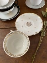 5 tasses dépareillées en blanc, noir et doré.