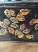 Deux boîtes en métal décorées