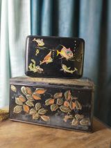 Deux boîtes en métal décorées