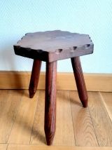 Tabouret tripode brutaliste pieds crayons 