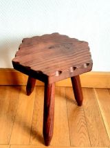 Tabouret tripode brutaliste pieds crayons 