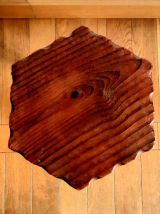 Tabouret tripode brutaliste pieds crayons 