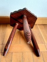 Tabouret tripode brutaliste pieds crayons 
