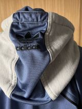 Sweat à capuche bleu et gris clair taille 180 M/L (40/42) mi