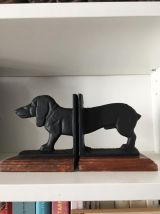 Serre-livres en métal sur socle en bois. En forme de chien