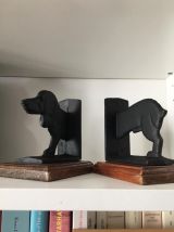 Serre-livres en métal sur socle en bois. En forme de chien
