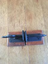 Serre-livres en métal sur socle en bois. En forme de chien