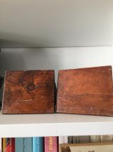 Serre-livres en métal sur socle en bois. En forme de chien