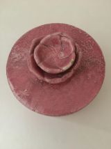 Boîte en céramique raku de couleur vieux rose à l’extérieur 
