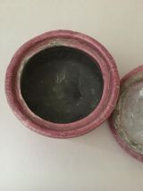 Boîte en céramique raku de couleur vieux rose à l’extérieur 