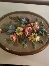 Boite avec décor floral en plâtre 