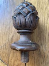 Boule d’escalier pomme de pin en bois