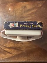 Fisher-Price : Boîte à musique radio de poche 1964 fonctionn