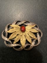 Broche à la forme de feuille .