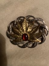 Broche à la forme de feuille .