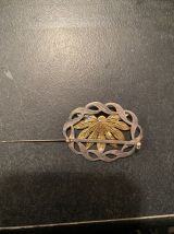 Broche à la forme de feuille .