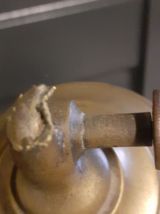 Pied de lampe à pétrole en cuivre, abîmé au niveau de la mèc