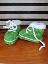 Chaussons baskets VERT en laine layette, tricot fait main