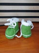 Chaussons baskets VERT en laine layette, tricot fait main