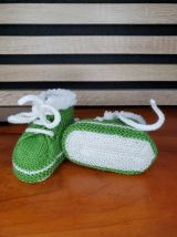 Chaussons baskets VERT en laine layette, tricot fait main