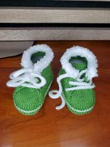 Chaussons baskets VERT en laine layette, tricot fait main