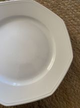 5 assiettes plates blanches différentes.