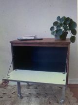 Commode vintage sur roulettes