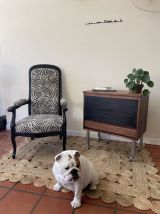 Commode vintage sur roulettes