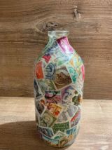 Vase soliflore relooké avec de vieux timbres poste 