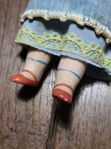 Poupée en porcelaine 