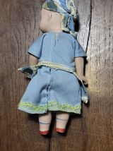 Poupée en porcelaine 