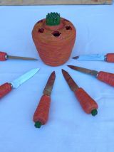 Lot de couteaux  à fruits sur support carotte