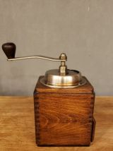 Moulin à café mécanique en bois clair