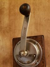 Moulin à café mécanique en bois clair