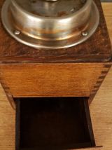 Moulin à café mécanique en bois clair