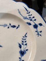 Rare assiette creuse en porcelaine de Chantilly