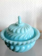 Bonbonnière art déco en opaline bleue 