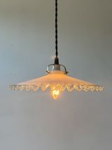 ANCIENNE SUSPENSION EN OPALINE DENTELEE 24,5 CM VINTAGE