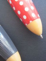 jolies stylos à bille en forme d enfant  écriture bleu