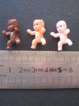 12 pcs MINI BÉBÉS EN PLASTIQUE 