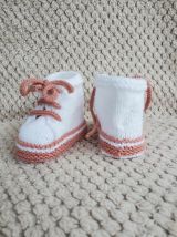 Chaussons baskets blanche et rose, laine layette