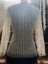 Top/pull fin en crochet et perles. 