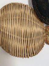 Composition murale de 7 corbeilles et plateaux en osier .